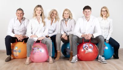 Familie JOHN 2026 (v. l. n. r): Markus, Sarah, 
Andrea, Susanne, Markus Jun., Sofie