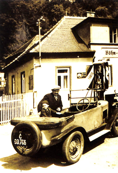 1940er_Albin und Hans John im Auto