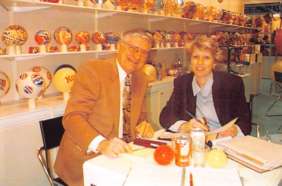 1990er Hans und Susanne John auf Spielwarenmesse